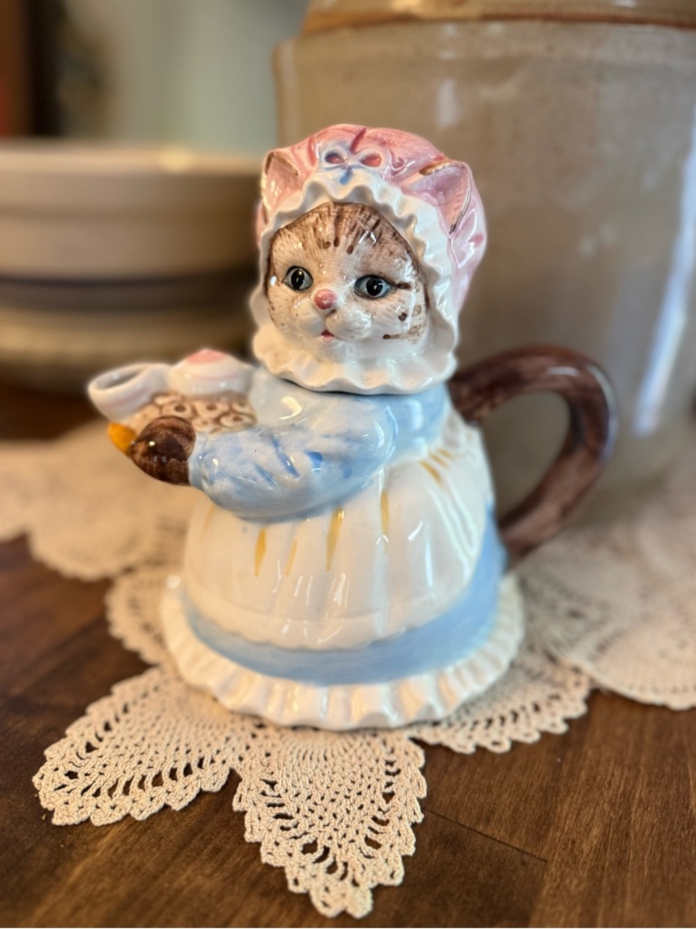 Vintage Heritage Mint Collectibles Mama Kitten Cat with Donuts Teapot Decor.